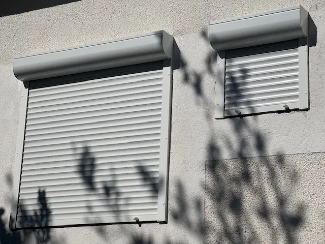Vorbaurollladen mit viertelrund Kasten